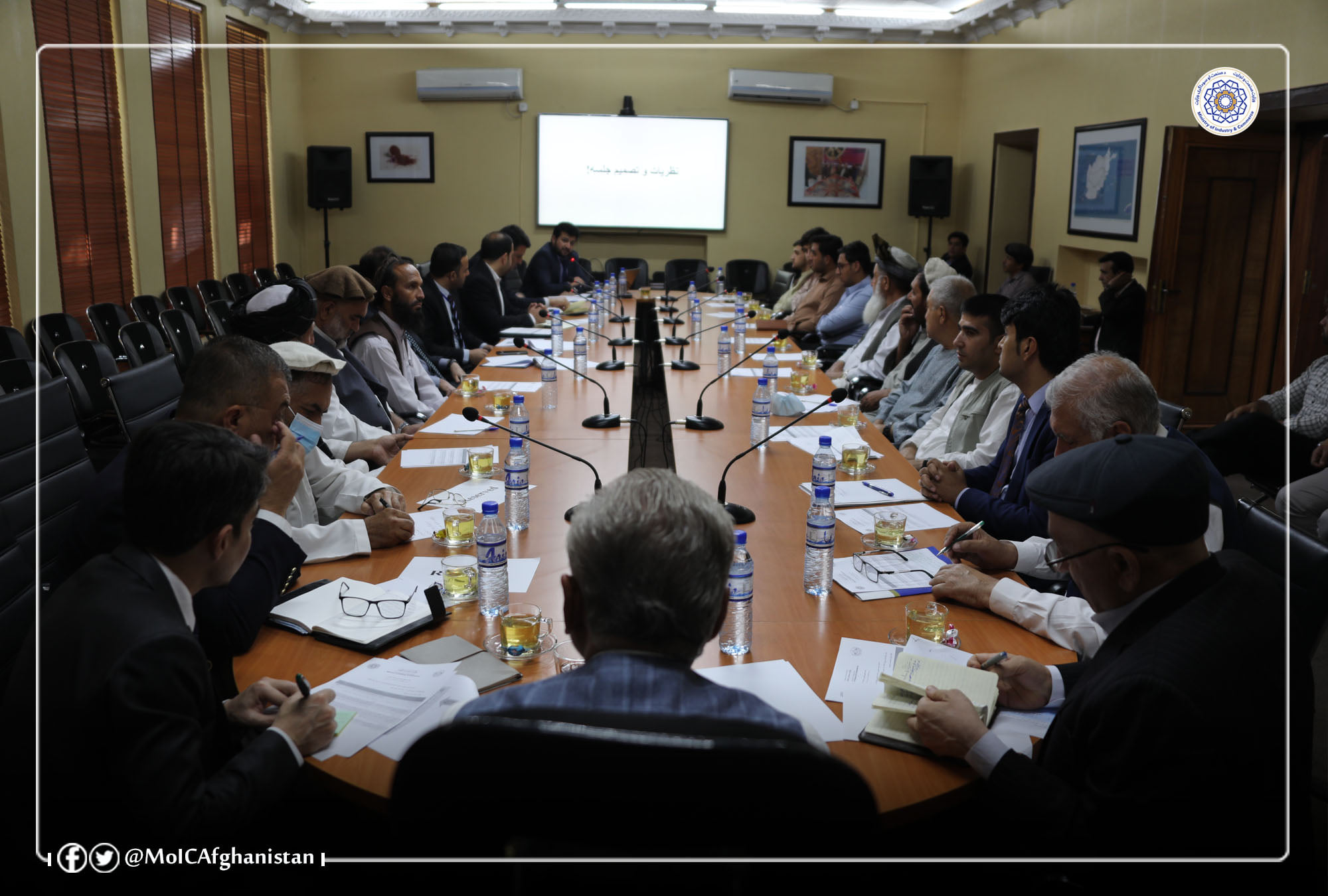 Holding a consultative meeting with the private sector on determining the temporary fee for transport vehicles