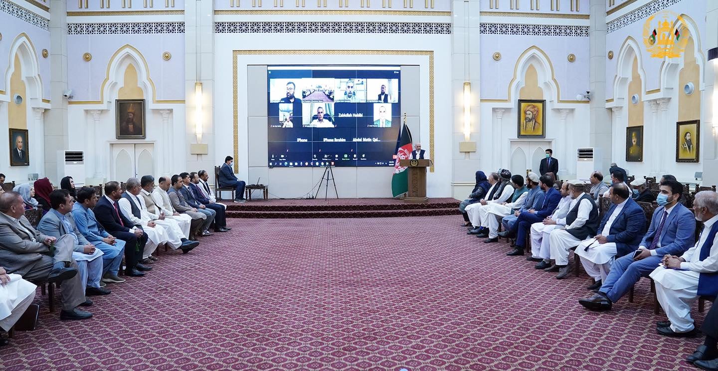 د افغانستان خونو فدراسیون غړو او یو شمېر متشبثینو سره د جمهوررئیس  ناسته