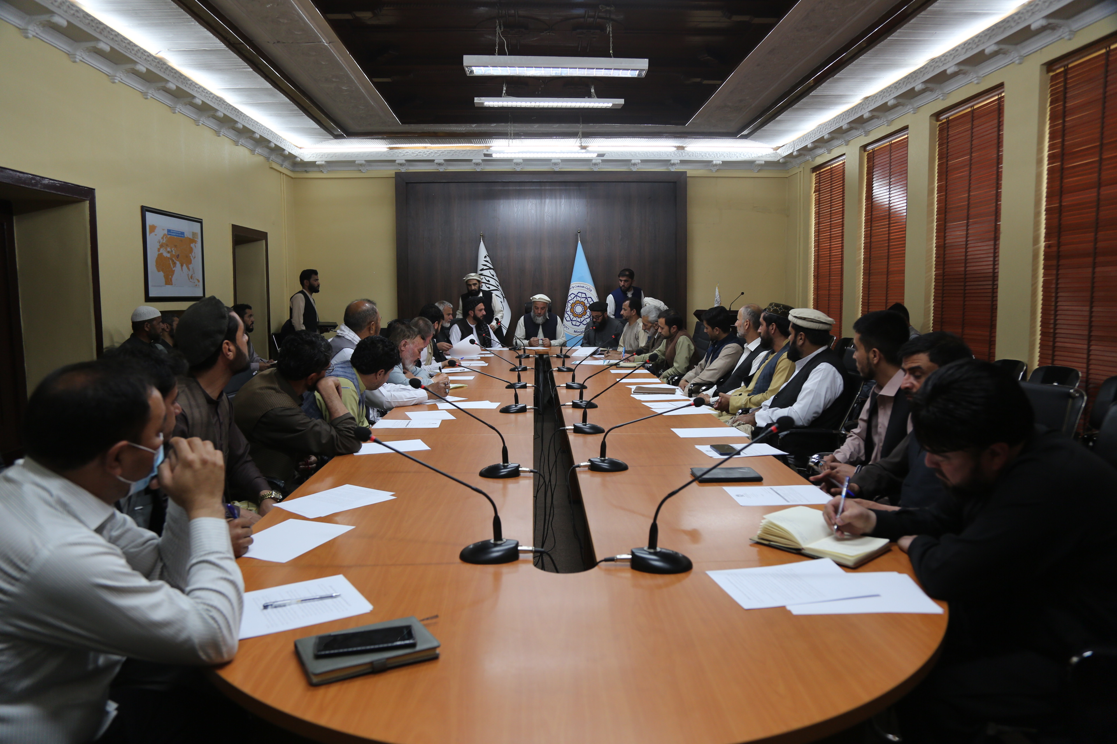 جلسه پیرامون حل مشکلات شرکت‌های تولید آب معدنی و مشروبات غیرالکولی