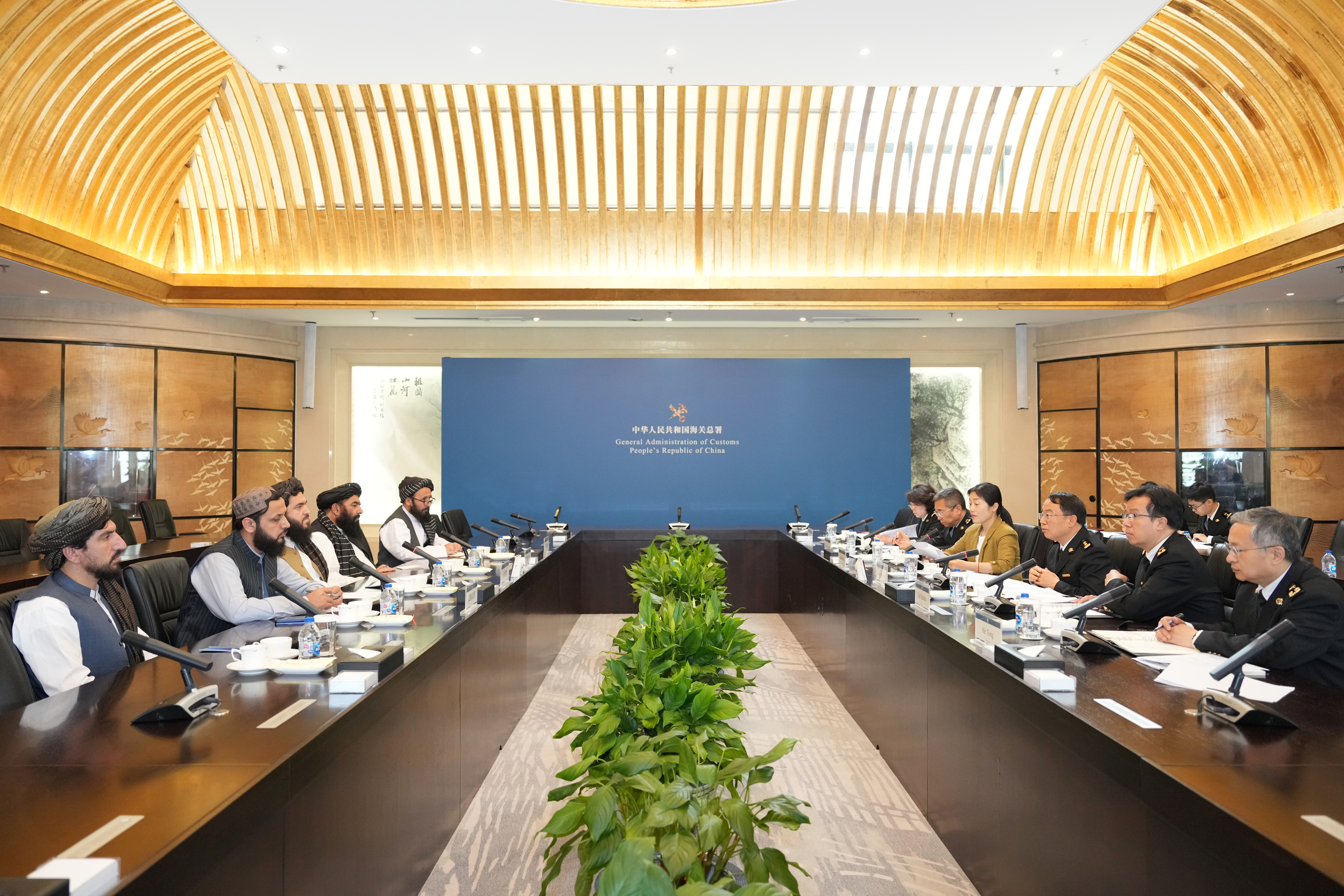 د افغانستان د صنعت او سوداګرۍ وزارت معین مولوي احمدالله زاهد د چین هیواد د ګمرکونو د عمومي ادارې له مرستیال سره و کتل