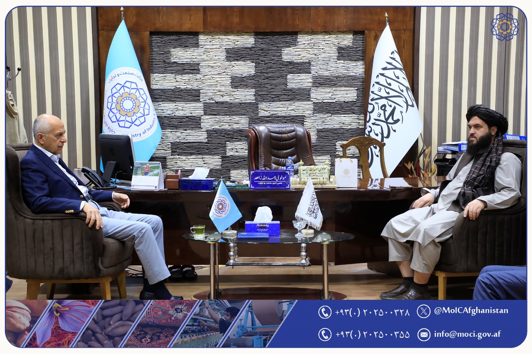 ښاغلي احمدالله زاهد، د صنعت او سوداګرۍ وزارت مرستیال، په خپل کاري دفتر کې د اتوما مخابراتي شرکت له مسؤلينو سره وکتل