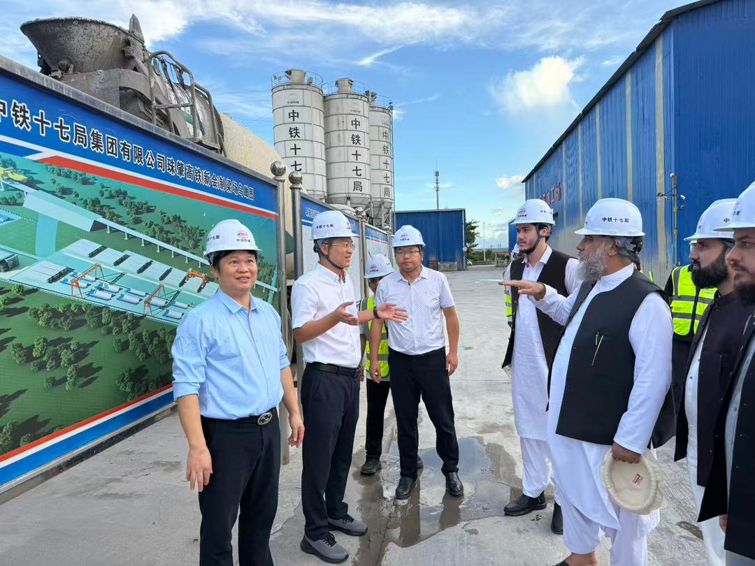 وزیر صنعت و تجارت از پروژه های زیر بنایی کشور چین دیدن نمود