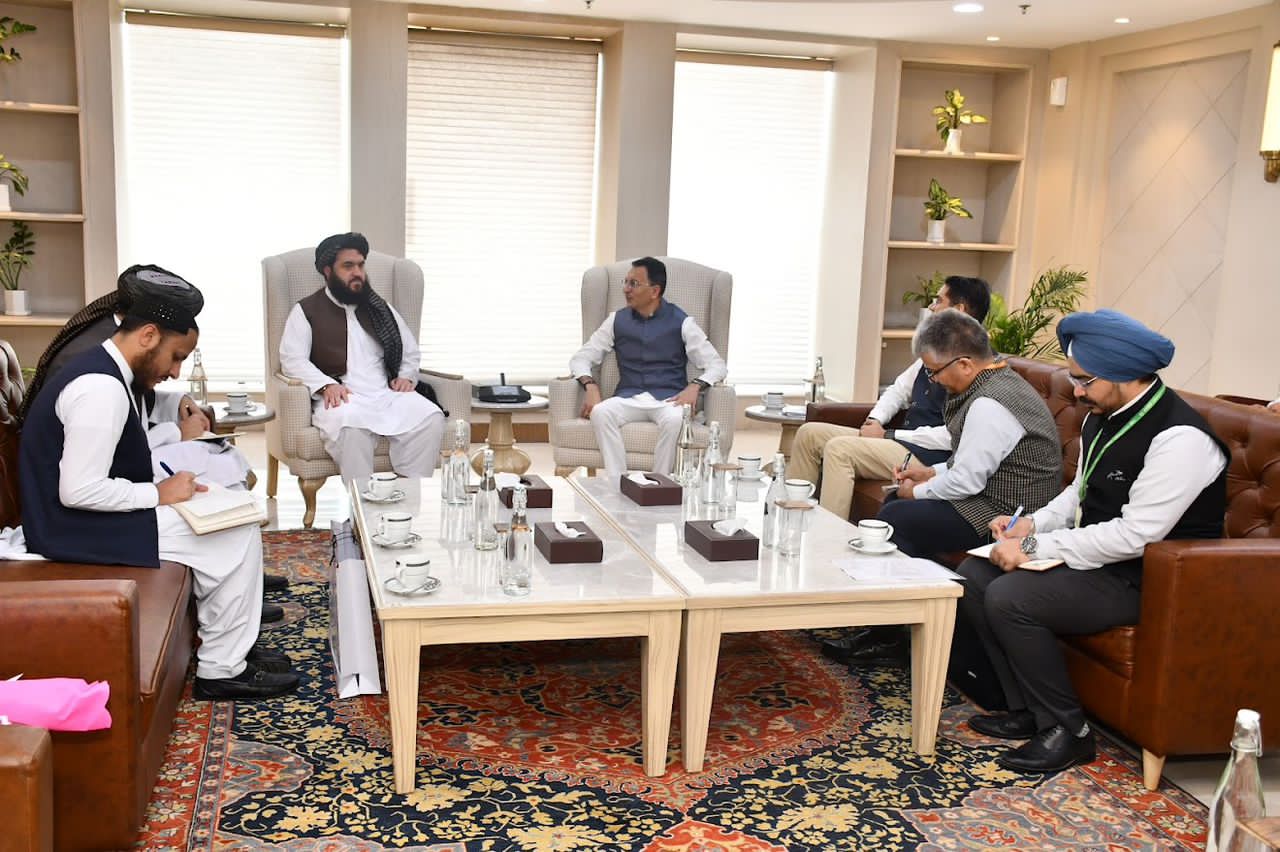 د هند د سوداګرۍ له وزیر سره د صعنت او سوداګرۍ وزارت له مرستیال سره وکتل